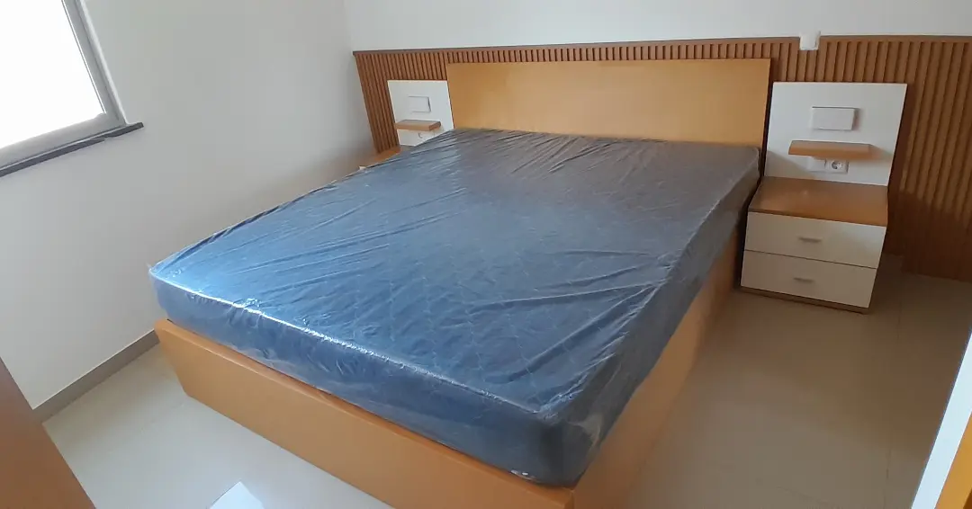 Cama montada com cabeceira e mesas de cabeceira