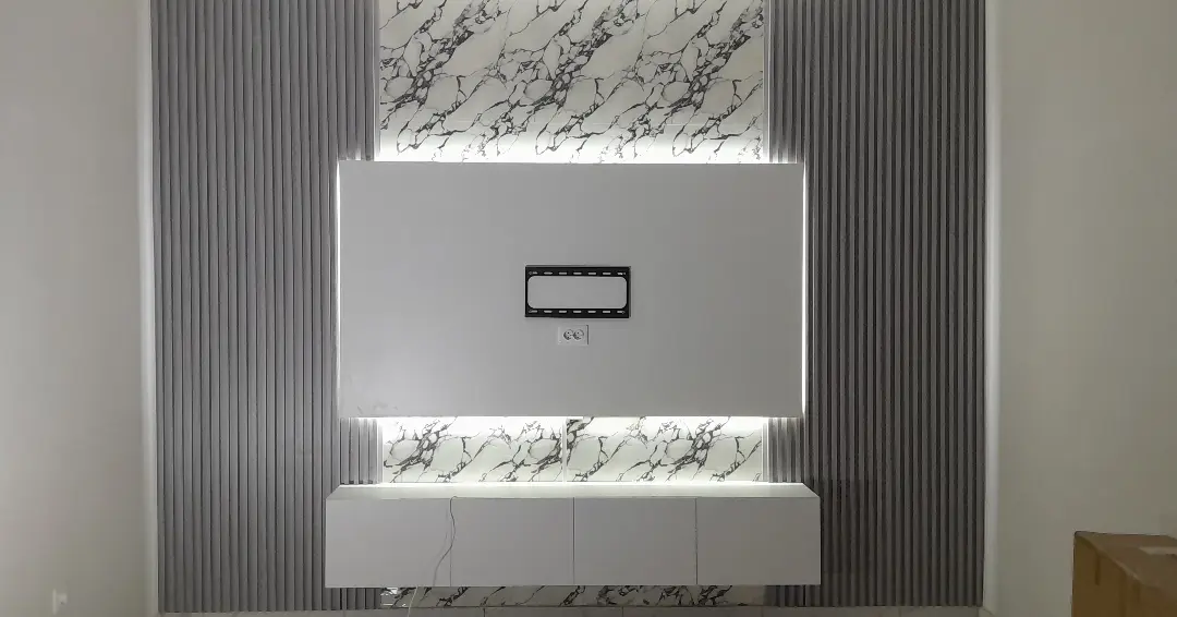 Painel de televisão branco com acabamento marmoreado e ripado
