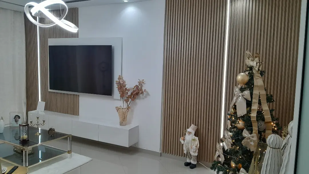 Painel ripado e móvel suspenso para televisão