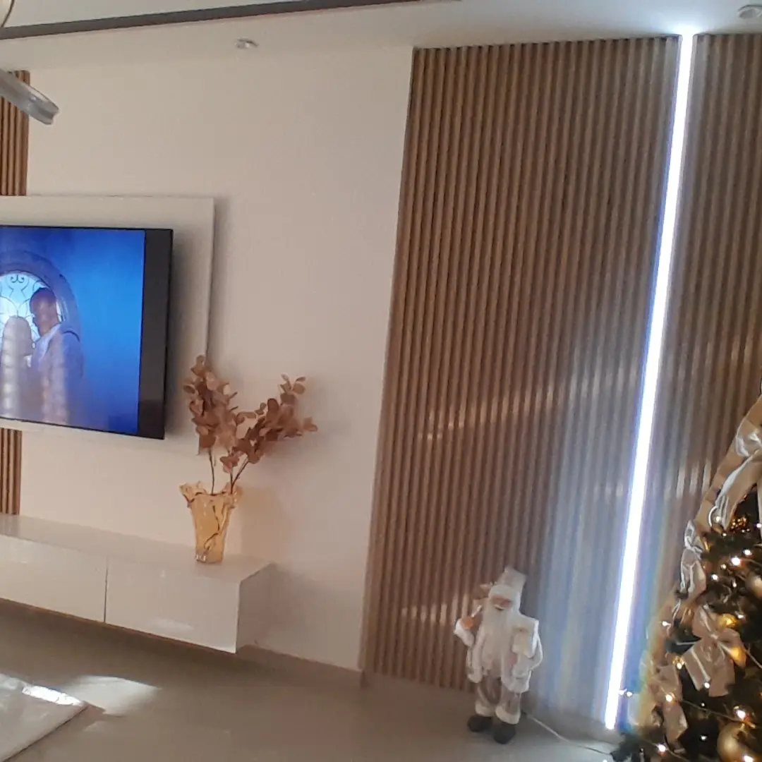 Painel ripado com móvel de televisão numa sala
