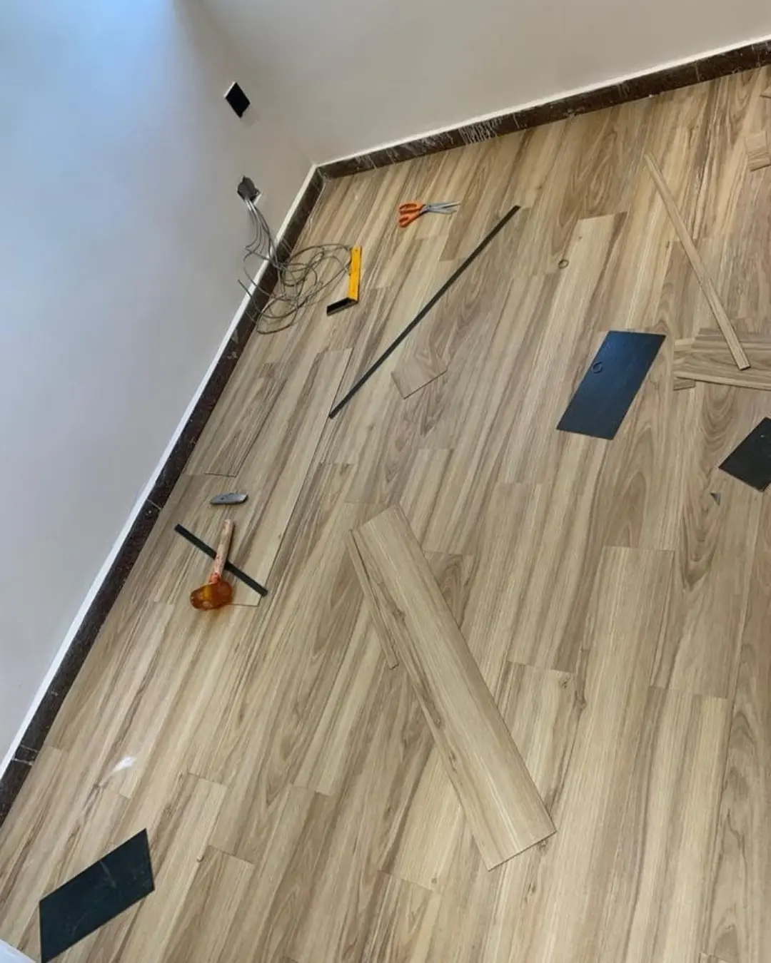 Pavimento de tom madeira durante a instalação